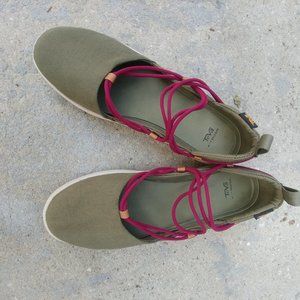 Teva Voya Infinity canvas slip-ons